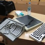 Pokaz sprzętu związanego z dostępnością: jednoręczna klawiatura specjalistyczna, przeznaczona dla osób piszących wyłącznie jedną ręką.