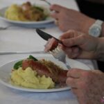 Talerz z białą kiełbasą podaną z ziemniakami i surówką