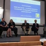 Uczestnicy panelu dyskusyjnego "NGO bez barier - w stronę lubelskich standardów dostępności organizacji pozarządowych"; siedzą od lewej: Moderator - Pani dr Anna Bieganowska-Skóra (UMCS), Pani dr Marta Komorska (WSPA), Pani Alicja Jankiewicz (LFOON-SW), Pan Wojciech Dec (FLOP), Pan Paweł Potakowski (Migam S.A.), Pan Jacek Bobruś (SOzNiIP "Zbyszko")