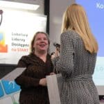 Pani Ewelina Orzechowska odbierająca nagrodę za zajęcie III miejsca w Konkursie dla Dziennikarzy Obywatelskich "NGO Bez Barier" z rąk Pani dr Małgorzaty Michalskiej-Nakoniecznej