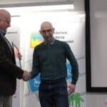 Pan Łukasz Lewicki przyjmujący gratulacje od Pana Wojciecha Deca za zajęcie II miejsca w Konkursie dla Dziennikarzy Obywatelskich "NGO Bez Barier"
