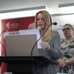 Pani dr Małgorzata Michalska-Nakonieczna odczytuje uzasadnienie przyznania nagrody za zajęcie I miejsca w Konkursie dla Dziennikarzy Obywatelskich "NGO Bez Barier" nieobecnej podczas Gali, Pani Joannie Gierak