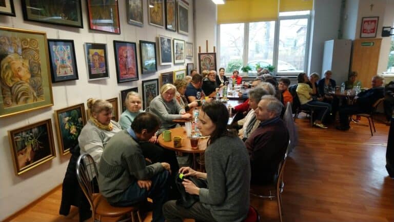 Walne Zgromadzenie Wyborcze - Członkowie Stowarzyszenia siedzący przy stole