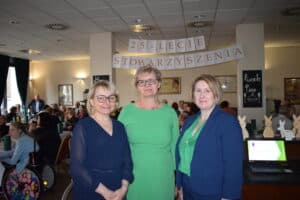 Zarząd Stowarzyszenia na Rzecz Dzieci i Młodzieży Niepełnosprawnej Ruchowo podczas uroczystości 25-lecia, stoją od lewej Pani Joanna Szlachetka - Skarbnik, Pani Alina Starek - Prezes, Pani Iwona Szyszko - Wiceprezes; fot. Maciej Fidor