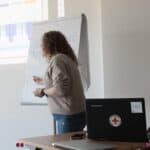 Prowadząca notuje na tablicy