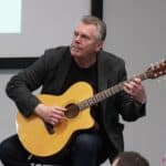 Akompaniujący na gitarze Pan Dariusz Tokarzewski