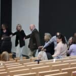 Taneczny "wąż" złożony z uczestników konferencji