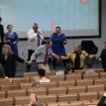 Taneczny "wąż" uczestników konferencji podczas energetycznego występu grupy wokalnej "Ach To My"