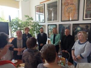 Goście i Członkowie Stowarzyszenia "Otwarty Krąg" w Kurowie, podczas Spotkania Wielkanocnego