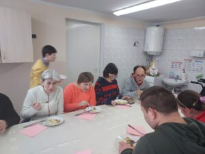 Uczestnicy WTZ Janowica w trakcie poczęstunku