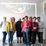 Pamiątkowe zdjęcie uczestniczek spotkania z prowadzącą