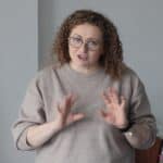 Gestykulująca Pani mgr inż. Ewelina Stachel-Miedzianowska - Dietetyk Kliniczny, Technolog Żywności i Żywienia, Psychodietetyk