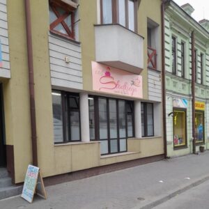 Budynek przy ul. Warszawskiej 4 w Białej Podlaskiej, w którym mieści się sklep "Coś Słodkiego"