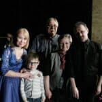 Pamiątkowe zdjęcie zespołu w towarzystwie przyjaciół