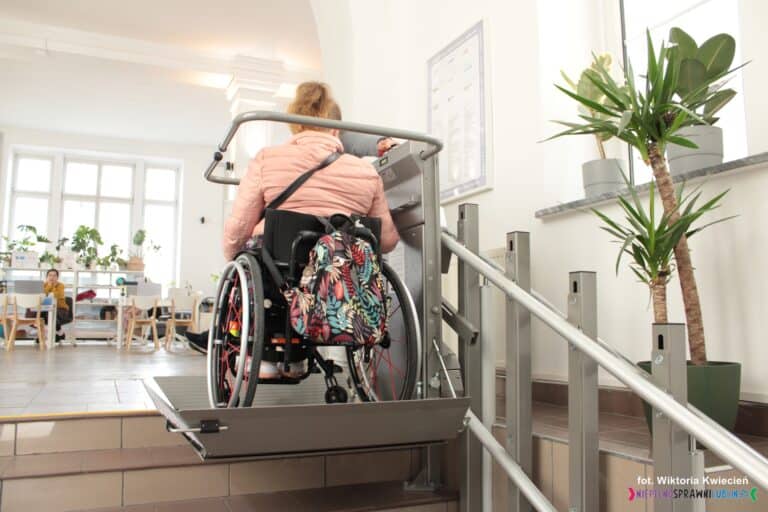 Platforma przyschodowa zainstalowana wewnątrz budynku