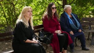 Siedzą od lewej: Pani Joanna Cebula - Dyrektor Zespołu Niepublicznych Szkół Specjalnych "Krok za Krokiem" w Zamościu; Pani Monika Zawiślak - Dyrektor Delegatury Lubelskiego Urzędu Wojewódzkiego w Zamościu oraz Pani Maria Król - Przewodnicząca Stowarzyszenia „Krok za krokiem” w Zamościu