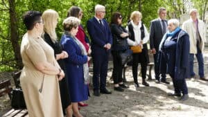 Goście zaproszeni na happening "Kolorem w szarość"