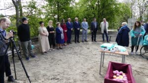 Pani Maria Król, Przewodnicząca Stowarzyszenia „Krok za krokiem” w Zamościu witająca zebranych Gości