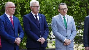 Od lewej: Pan Leszek Tabiszewski - Kierownik Ośrodka Szkolenia i Wychowania OHP w Zamościu; Pan Stanisław Grześko – Starosta Zamojski, Pan Andrzej Wnuk – Prezydent Miasta Zamość