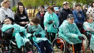 Osoby z niepełnosprawnościami ubrane w fartuchy chroniące odzież przed zabrudzeniem