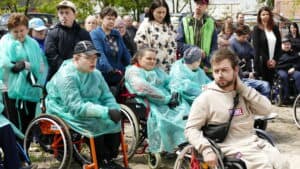 Pan Mateusz Pawelec – uczestnik WTZ wśród osób z niepełnosprawnościami, ubranych w fartuchy chroniące odzież przed zabrudzeniem