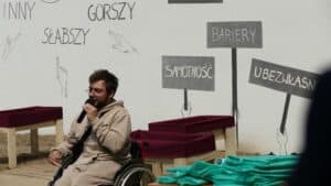 Pan Mateusz Pawelec – uczestnik WTZ przedstawiający powody pokojowego protestu oraz genezę “szarego” muralu z symbolami dyskryminacji