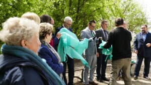 Zaproszeni Goście zakładający przygotowane fartuchy, chroniące odzież przed zabrudzeniem