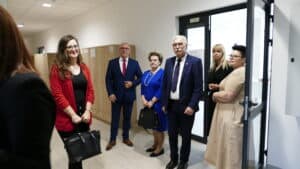 Zaproszeni Goście stojący w holu podczas zwiedzania "Rodzinnego Domu" w Zamościu