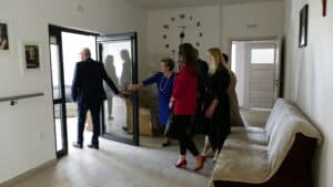 Goście zwiedzający pokoje mieszkańców "Rodzinnego Domu" w Zamościu