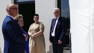 Goście na tarasie widokowym "Rodzinnego Domu", stoją od lewej: Pan Leszek Tabiszewski - Kierownik Ośrodka Szkolenia i Wychowania OHP w Zamościu, Pani Jadwiga Stromkie - Przewodnicząca PSONI Koło w Zamościu, Pani Joanna Majewska - Przyjaciel Stowarzyszenia "Krok za Krokiem" w Zamościu, Pan Stanisław Grześko – Starosta Zamojski