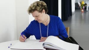 Pani Jadwiga Stromkie - Przewodnicząca PSONI Koło w Zamościu, składająca wpis do Księgi Pamiątkowej