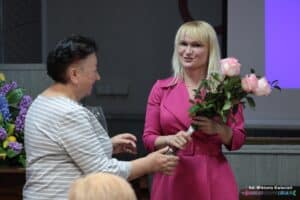 Podziękowania za przeprowadzony wykład; stoją od lewej Pani Elżbieta Sagan, Pani dr n. med. Małgorzata Kowal