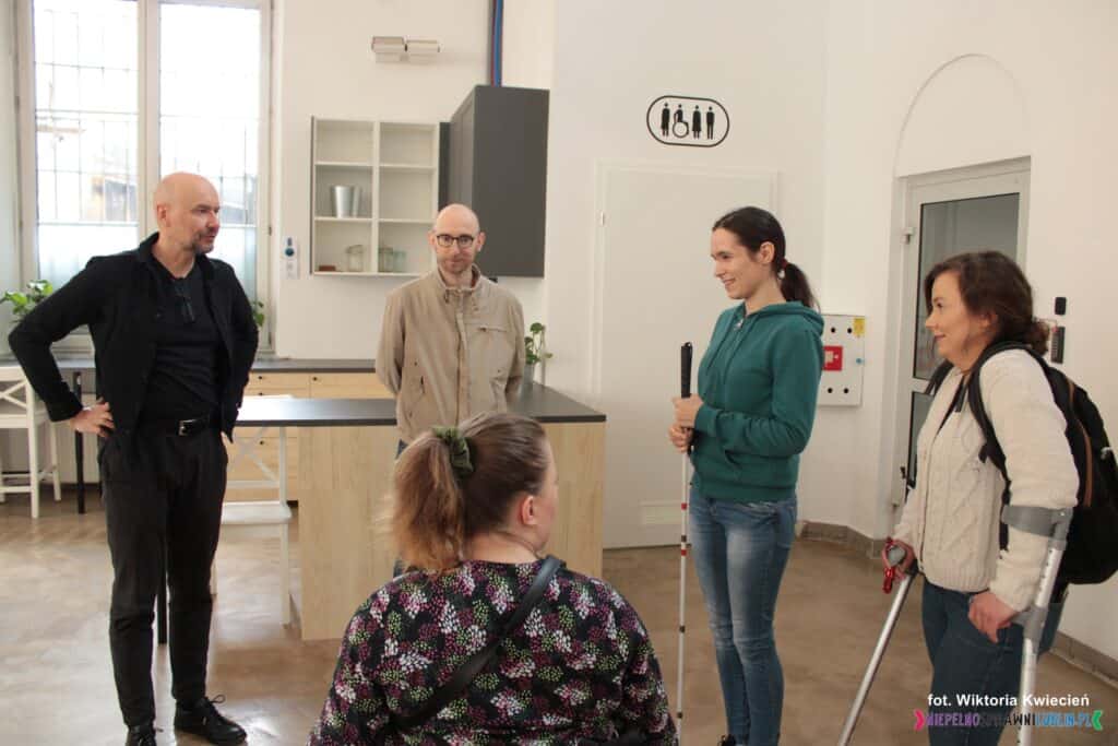 Wizyta studyjna w Baobabie; stoją od lewej: Piotr Skrzypczak, Łukasz Lewicki, Kaja Lorenc, Aleksandra Majewska oraz siedząca na wózku odwrócona tyłem Zuzanna Markowska