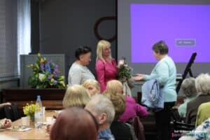 Trzy kobiety podczas prowadzenia rozmowy