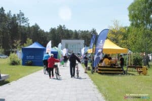 Aleja prowadząca do budynku Zoom Natury, wzdłuż której poustawiano stoiska wystawiennicze.