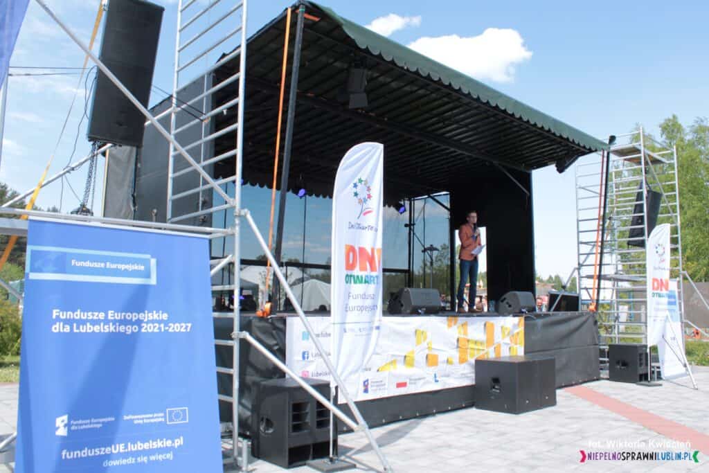 Józef Szopiński, prowadzący na "Małej scenie" na terenie Parku rekreacji Zoom Natury