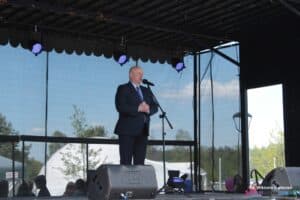 Na "małej scenie" stoi Pan Jarosław Stawiarski - Marszałek Województwa Lubelskiego