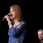 Pani Agnieszka Zarzycka, śpiewająca do mikrofonu