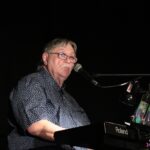 Pan Marek Kowal, grający na instrumencie klawiszowym