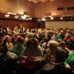 Widzowie zebrani w Sali Widowiskowej Domu Kultury LSM