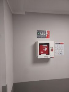 Defibrylator oraz instrukcja postępowania na wypadek nagłego zatrzymania krążenia