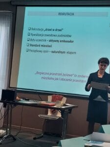 Prezentacja podczas ostatniego dnia szkolenia; ekran multimedialny z wyświetlonym slajdem pt. "Rekrutacja"