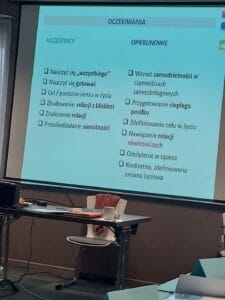 Prezentacja podczas ostatniego dnia szkolenia; ekran multimedialny z wyświetlonym slajdem pt. "Oczekiwania"