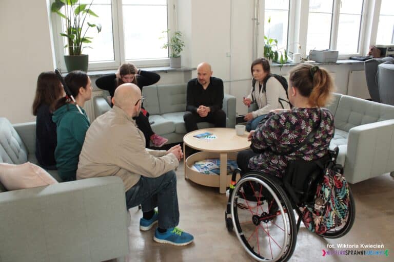 Rozmowa reprezentantów Lubelskiego Forum Organizacji Osób Niepełnosprawnych - Sejmik Wojewódzki z Panem Piotrem Skrzypczakiem - Współtwórcą Stowarzyszenia Homo Faber oraz Panią Yaryną Posuniak - Koordynatorem Biblioteki Wielokulturowej