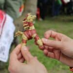 Ręce trzymające figurkę konika, wykonaną na Madagaskarze