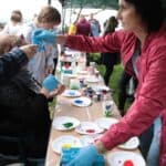 Warsztaty malowania kubeczków porcelanowych na stoisku Kolegium Pracowników Służb Społecznych w Lublinie