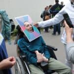 Uczestnik pikniku na wózku w trakcie analizy kolorystycznej