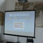 Ekran multimedialny z wyświetlonym slajdem pt. “Na pokładzie różnorodności – nawigoterapia w ŚDS Mozaika”