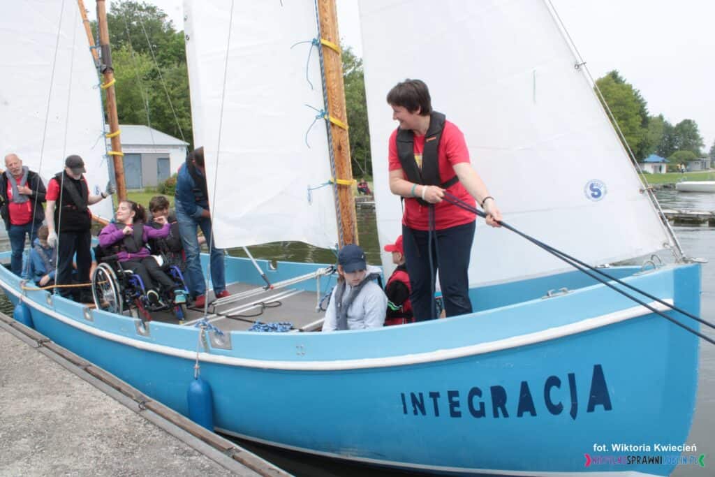 Uczestnicy Pikniku wypływają jachtem "Integracja" w rejs po Zalewie Zemborzyckim