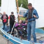 Uczestnicy pikniku na jachcie tuż przed wypłynięciem w rejs po Zalewie Zemborzyckim